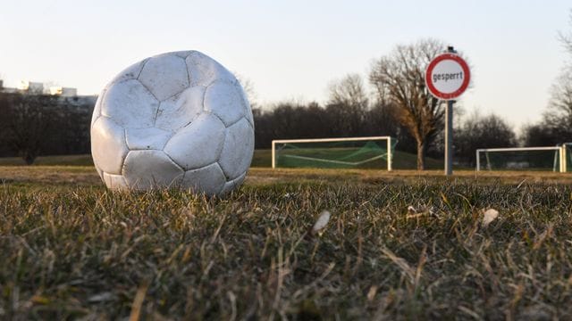 Ein für die Nutzung gesperrter Fußballplatz.