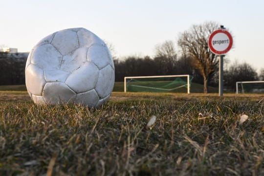 Ein für die Nutzung gesperrter Fußballplatz.