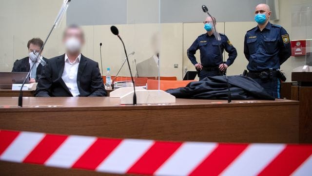 Der wegen versuchten Mordes in 31 Fällen, schwerer Brandstiftung und Vorbereitung einer schweren staatsgefährdenden Gewalttat angeklagte Mann (2. Der wegen versuchten Mordes in 31 Fällen, schwerer Brandstiftung und Vorbereitung einer schweren staatsgefährdenden Gewalttat angeklagte Mann (2.