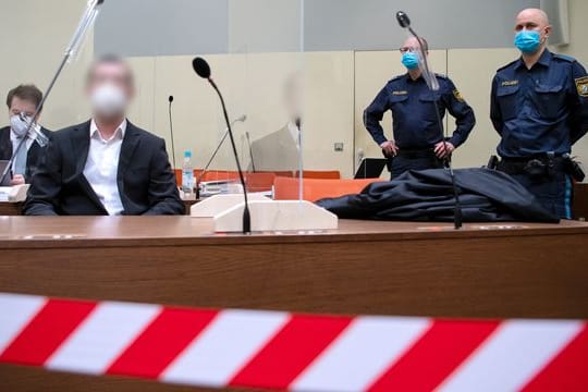 Der wegen versuchten Mordes in 31 Fällen, schwerer Brandstiftung und Vorbereitung einer schweren staatsgefährdenden Gewalttat angeklagte Mann (2.