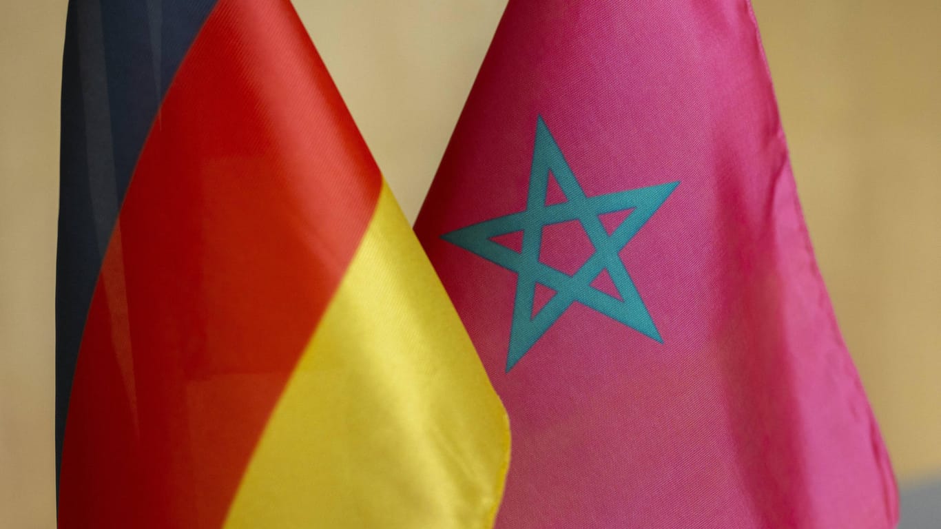 Die deutsche und marokkanische Flagge nebeneinander: Die Beziehung Deutschlands zu Marokko wird vom Auswärtigen Amt als spannungsfrei beschrieben.