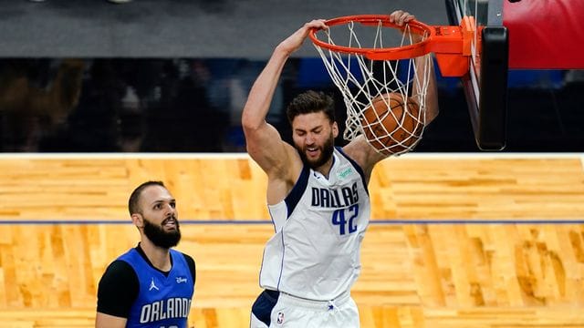 Zeigte beim Mavs-Sieg gegen Orlando eine starke Leistung: Maxi Kleber (r). Zeigte beim Mavs-Sieg gegen Orlando eine starke Leistung: Maxi Kleber (r).