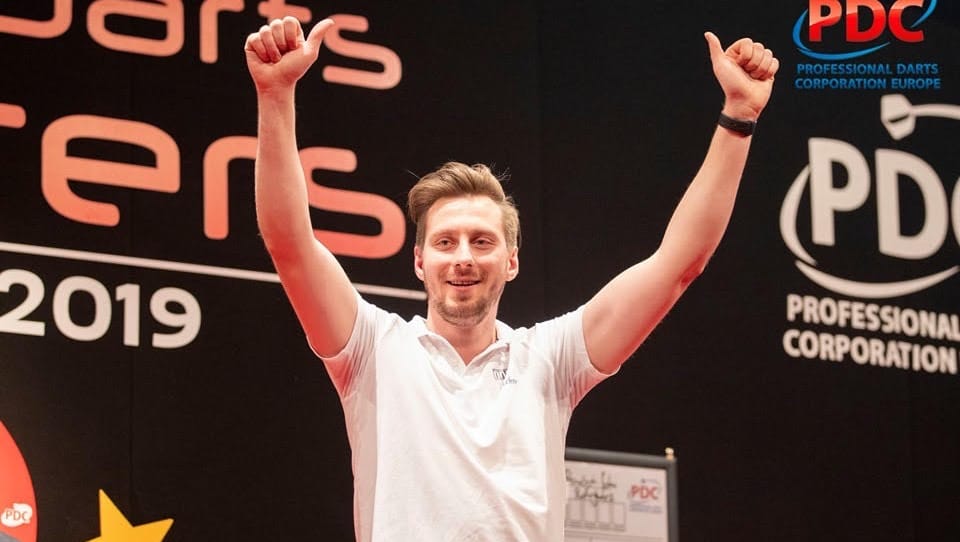 Hat Grund zur Freude: Florian Hempel spielt die nächsten zwei Jahre auf der Profi-Dartstour.