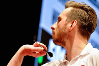 Voll fokussiert: Der Wahl-Kölner Florian Hempel (30) gehört jetzt zu den besten 128 Dartspielern der Welt.