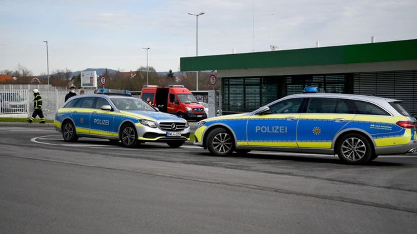 Fahrzeuge von Polizei und Feuerwehr stehen Mitte Februar vor einem Werk eines Getränkeherstellers in Eppelheim.