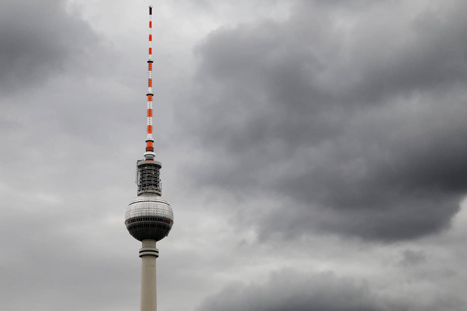 Dunkle Wolken über dem Fernsehturm (Symbolbild): Nach de frühlingshaften Wetter wird es in Berlin wieder winterlich.