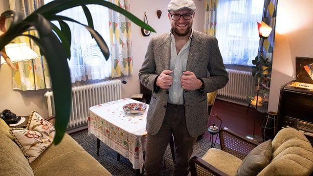 Kevin Nikodem hat sein Haus komplett mit Möbeln, Fernseher, Radios und auch Küchenmaschinen aus den 50er Jahren eingerichtet. Kevin Nikodem hat sein Haus komplett mit Möbeln, Fernseher, Radios und auch Küchenmaschinen aus den 50er Jahren eingerichtet.