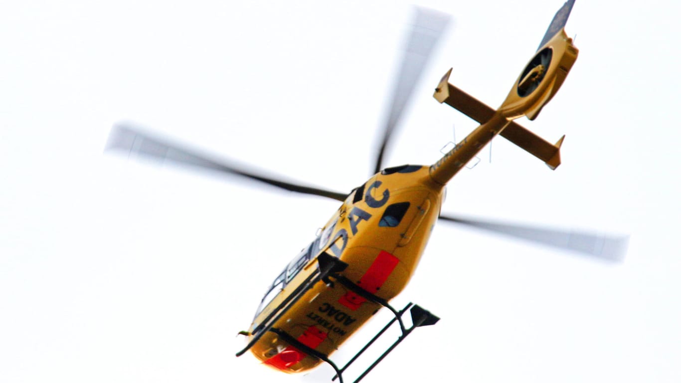Ein Rettungshubschrauber im Einsatz (Symbolbild): Nach einem Unfall bei Bielefeld musste eine Schwangere ins Krankenhaus.