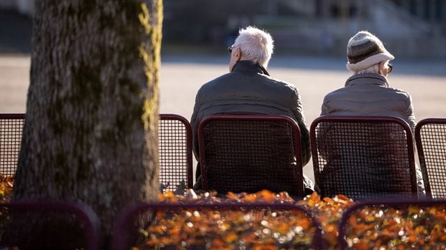 Ein Mann und eine Frau sitzen in der Innenstadt auf einer Bank im thüringischen Suhl. Ein Mann und eine Frau sitzen in der Innenstadt auf einer Bank im thüringischen Suhl.
