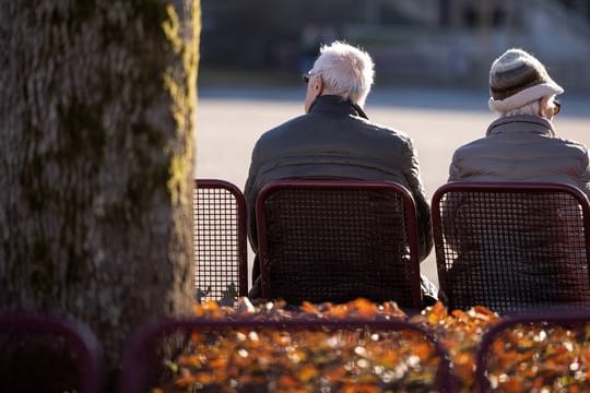 Ein Mann und eine Frau sitzen in der Innenstadt auf einer Bank im thüringischen Suhl.