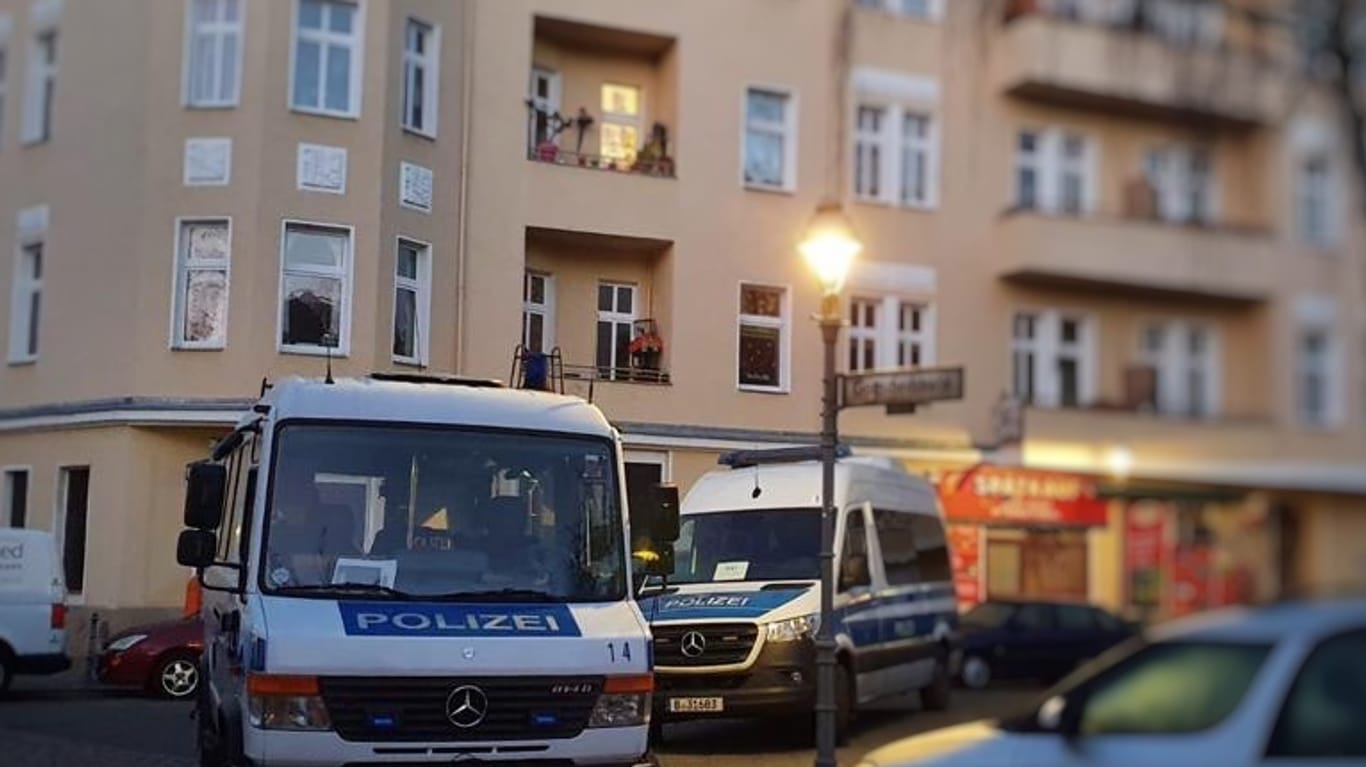 Polizeiautos stehen bei einer Razzia in Berlin auf der Straße: Fünf mutmaßliche Drogendealer wurden in Berlin verhaftet.