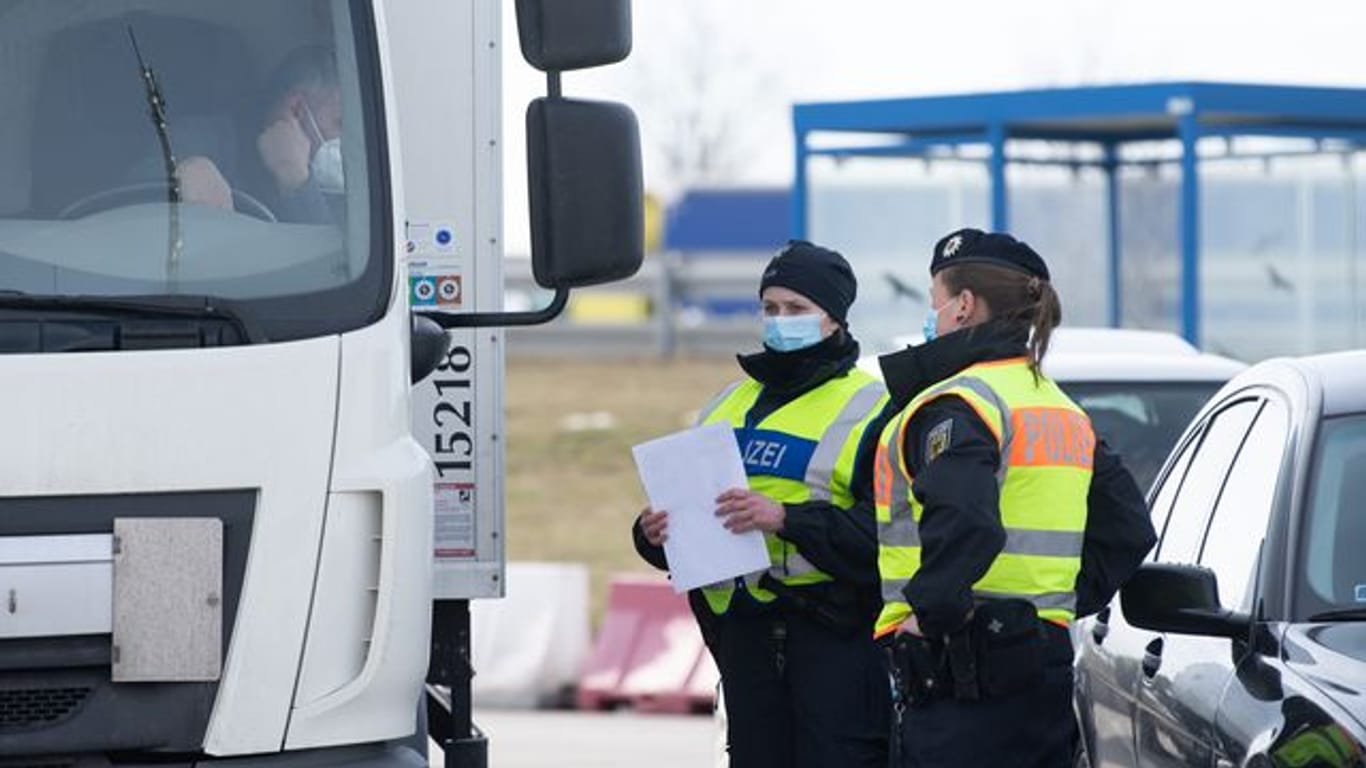 Bundespolizistinnen führen eine Grenzkontrolle durch (Archivbild): In Brüssel gibt es Unmut über die in Deutschland eingeführten Grenzkontrollen zu einigen Nachbarn.