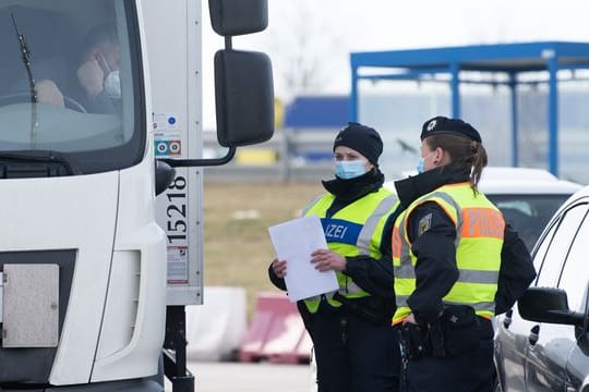 Bundespolizistinnen führen eine Grenzkontrolle durch (Archivbild): In Brüssel gibt es Unmut über die in Deutschland eingeführten Grenzkontrollen zu einigen Nachbarn.