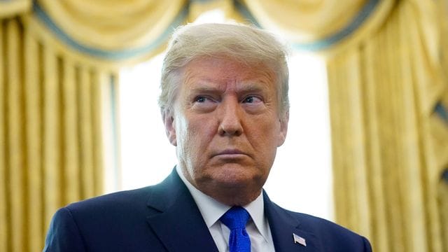 Der frühere US-Präsident Donald Trump und seine Ehefrau Melania sollen noch vor ihrem Auszug aus dem Weißen Haus gegen das Coronavirus geimpft worden sein. Der frühere US-Präsident Donald Trump und seine Ehefrau Melania sollen noch vor ihrem Auszug aus dem Weißen Haus gegen das Coronavirus geimpft worden sein.