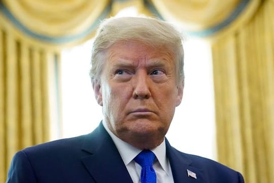 Der frühere US-Präsident Donald Trump und seine Ehefrau Melania sollen noch vor ihrem Auszug aus dem Weißen Haus gegen das Coronavirus geimpft worden sein.