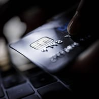 Eine Kreditkarte (Symbolbild): Beim Onlineshop svh24.de gab es einen Datenschutzvorfall.