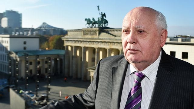 Der frühere sowjetische Staatspräsident Michail Gorbatschow am Pariser Platz in Berlin, im Hintergrund das Brandenburger Tor.
