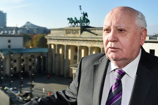 Der frühere sowjetische Staatspräsident Michail Gorbatschow am Pariser Platz in Berlin, im Hintergrund das Brandenburger Tor.