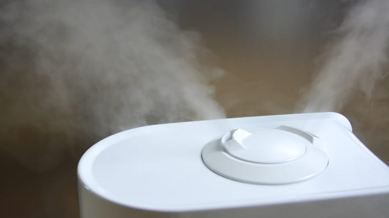 Nebel strömt aus dem Luftbefeuchter: Der Beurer LB 45 kann auch mit Duftölen verwendet werden.
