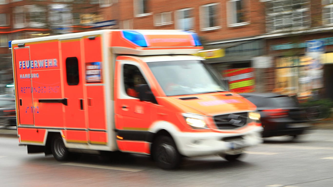 Ein Rettungswagen der Feuerwehr Hamburg (Symbolbild): Beim Überqueren einer Straße wurde der Junge von einem Auto erfasst.