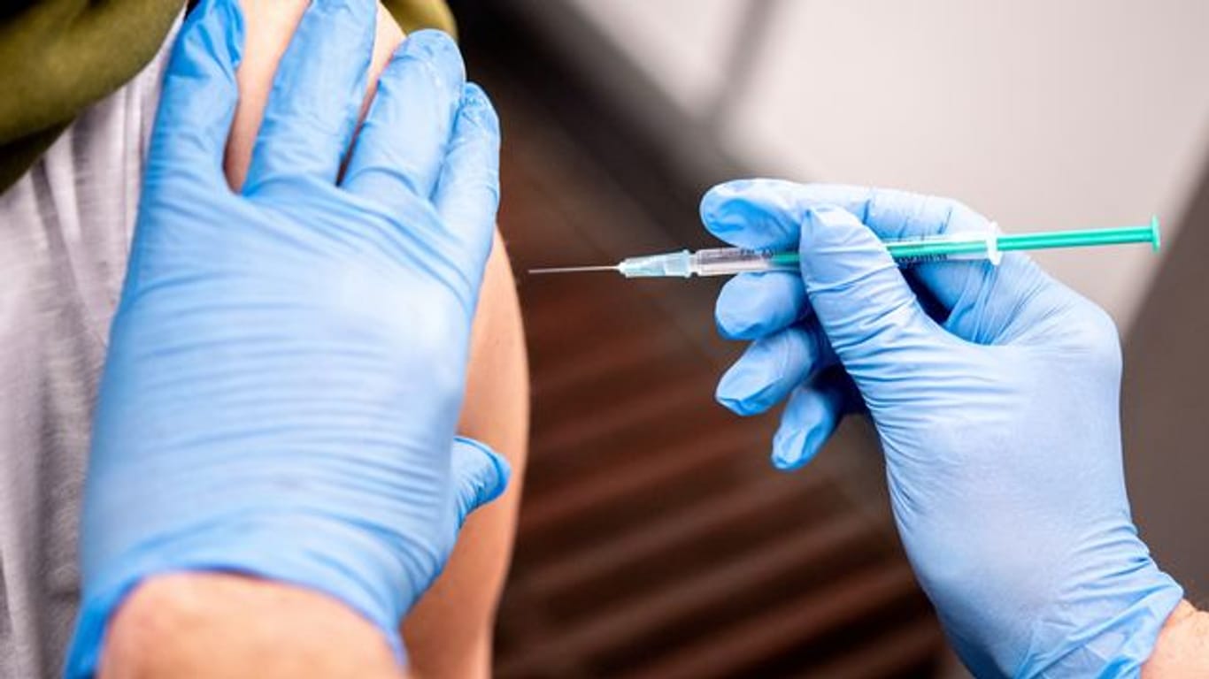 Eine Erzieherin erhält im Bremer Impfzentrum den Impfstoff von AstraZeneca.