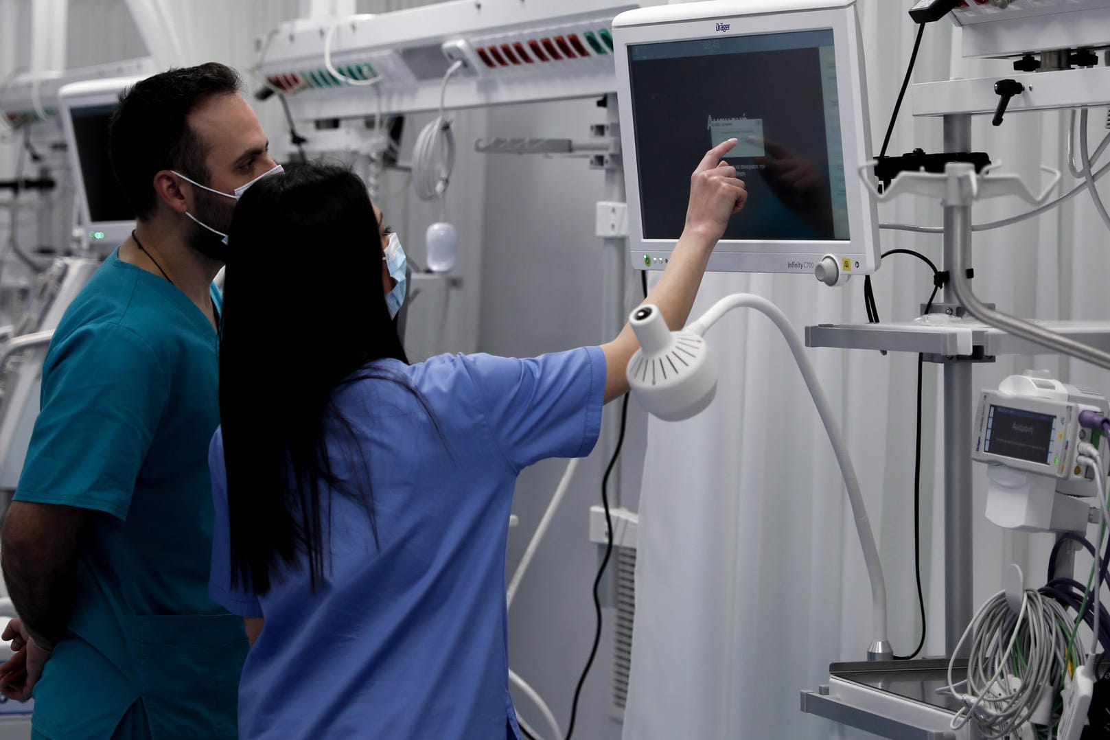 Pflegepersonal im Generalkrankenhaus Athen: Die Intensivbetten sind in der griechischen Hauptstadt fast komplett belegt.