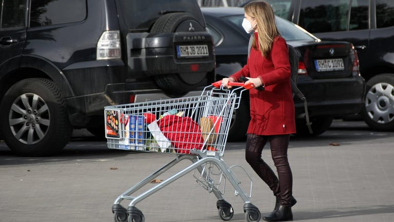 Frau beim Einkaufen (Symbolbild): Die Inflation zieht an. Wird jetzt alles teurer?