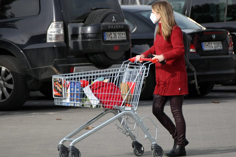 Frau beim Einkaufen (Symbolbild): Die Inflation zieht an. Wird jetzt alles teurer?