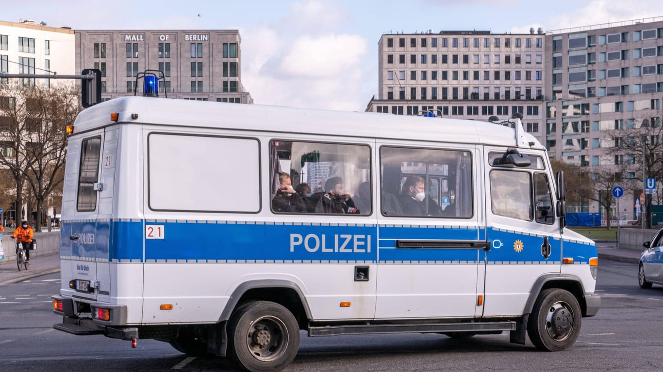 Ein Mannschaftswagen der Berliner Polizei (Symbolbild): Der Fahrer des Wagens erlitt einen Schock.