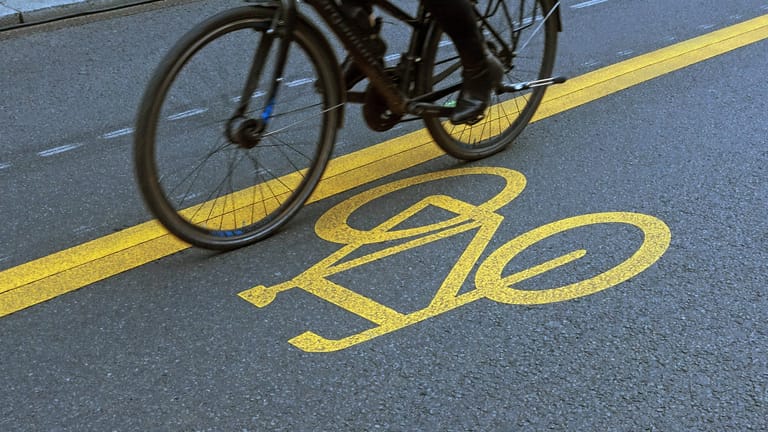 Pop-up-Radwege: Radfahrer sind derzeit in Städten wie Berlin oder München oft auf solchen temporären Spuren unterwegs.