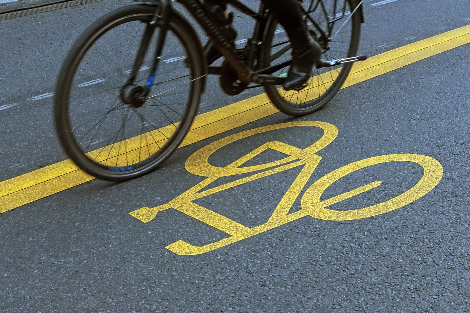 Pop-up-Radwege: Radfahrer sind derzeit in Städten wie Berlin oder München oft auf solchen temporären Spuren unterwegs.