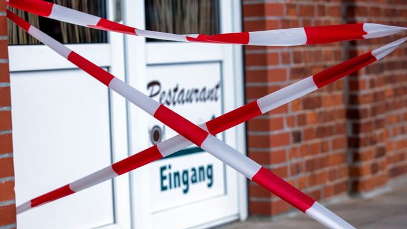 Mit rot-weißem Absperrband ist der Zugang zu einem Restaurant in Boizenburg abgesperrt.