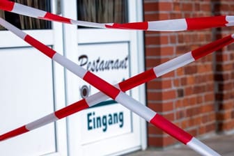 Mit rot-weißem Absperrband ist der Zugang zu einem Restaurant in Boizenburg abgesperrt.