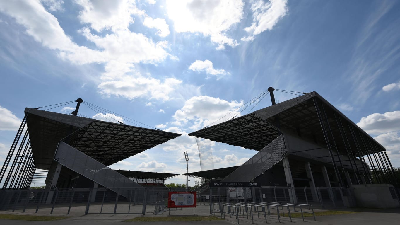 Das Stadiongelände des RW Essen (Symbolbild): Die Stadt möchte Ansammlungen nach dem DFB-Pokal-Spiel vermeiden.