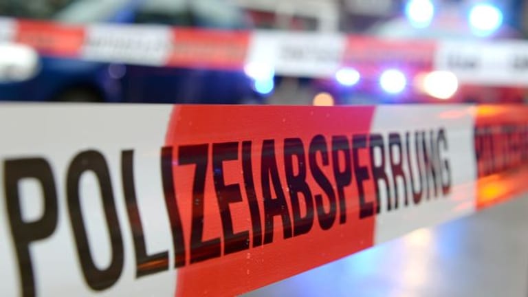 Ein Flatterband mit der Aufschrift "Polizeiabsperrung (Symbolbild): In einem verrauchten Haus in Weingarten ist eine tote Person entdeckt worden.