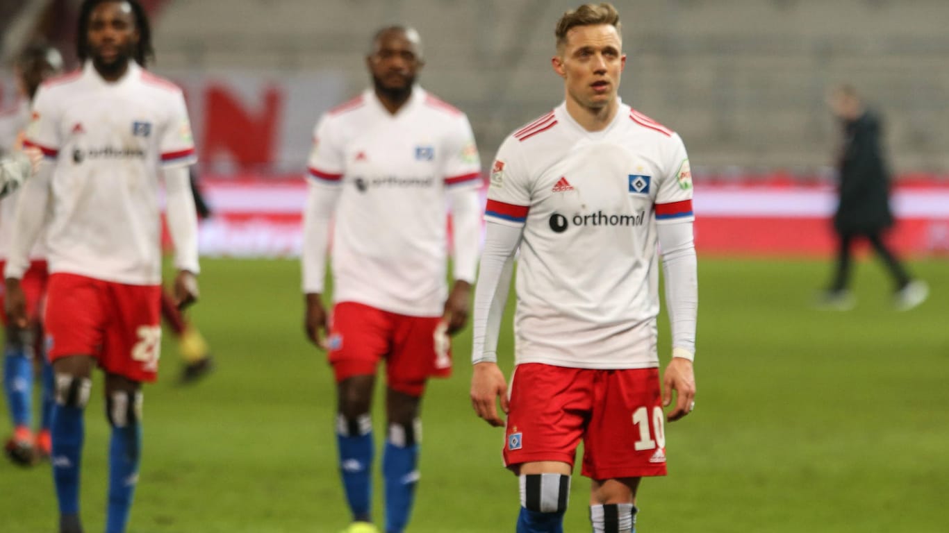 Enttäuscht: Hamburgs Sonny Kittel (r.) und seine Teamkollegen nach dem 0:1 bei St. Pauli.