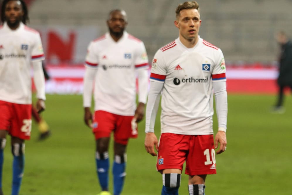 Enttäuscht: Hamburgs Sonny Kittel (r.) und seine Teamkollegen nach dem 0:1 bei St. Pauli.