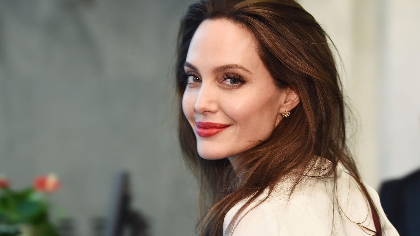 Angelina Jolie: Sie hat ein Gemälde von Winston Churchill versteigert.