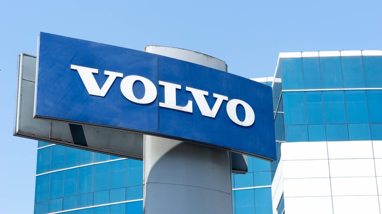 Das Logo von Volvo: Der schwedische Autokonzern will komplett elektrisch werden.
