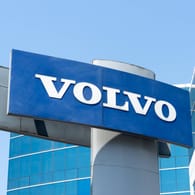 Das Logo von Volvo: Der schwedische Autokonzern will komplett elektrisch werden.
