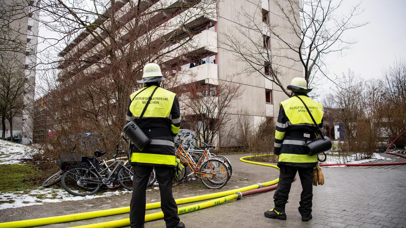 Einsatzkräfte der Feuerwehr stehen nach einem Feuer vor einem Studentenwohnheim im Münchner Stadtteil Freimann: Eine junge Frau ist zwei Wochen nach dem Brand an ihren Verletzungen gestorben.