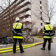 Einsatzkräfte der Feuerwehr stehen nach einem Feuer vor einem Studentenwohnheim im Münchner Stadtteil Freimann: Eine junge Frau ist zwei Wochen nach dem Brand an ihren Verletzungen gestorben.
