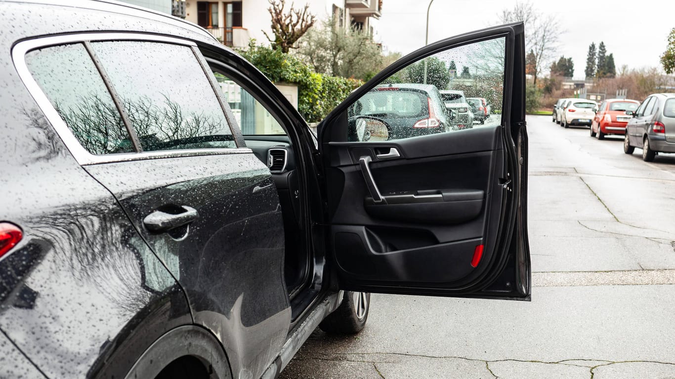 Eine geöffnete Autotür (Symbolbild): Unachtsam geöffnete Autotüren können für Radfahrer lebensgefährlich werden.
