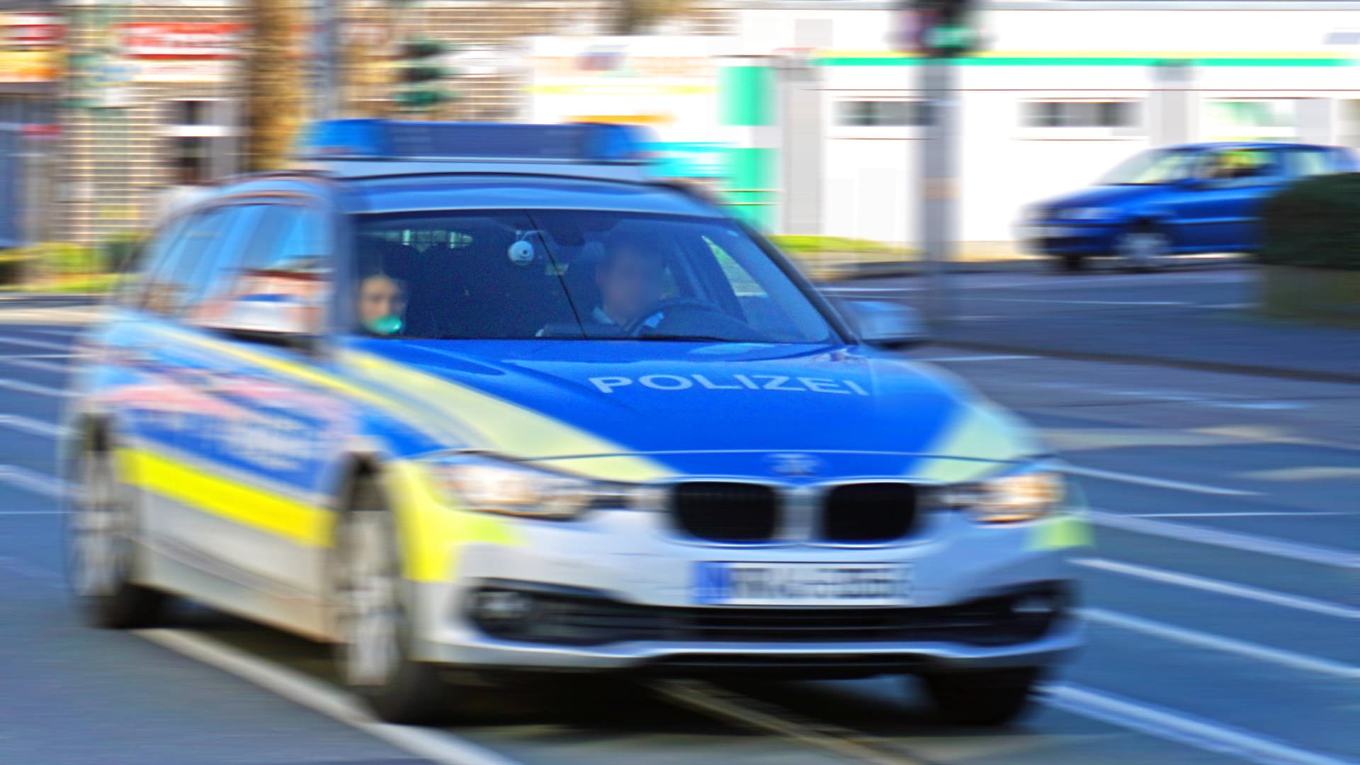 Eine Streife der Polizei Essen während der Fahrt (Symbolbild): Die Polizei hat nun einen Großeinsatz verteidigt.