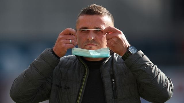 Regensburgs Coach Mersad Selimbegovic hat sich mit dem Coronavirus infiziert. Regensburgs Coach Mersad Selimbegovic hat sich mit dem Coronavirus infiziert.