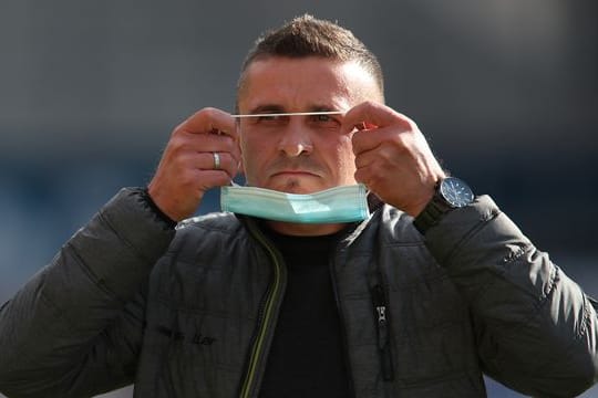 Regensburgs Coach Mersad Selimbegovic hat sich mit dem Coronavirus infiziert.