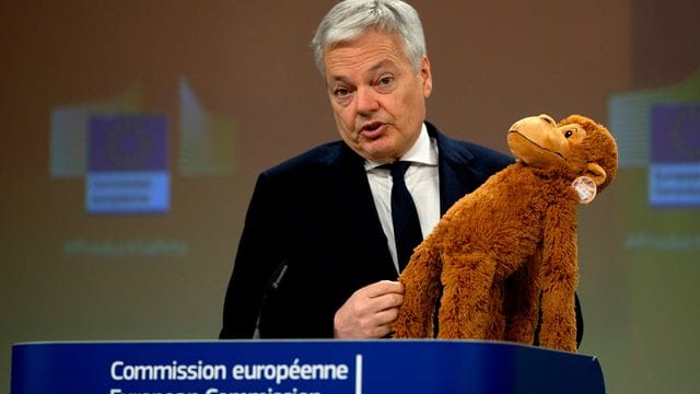 Laut Didier Reynders, EU-Justizkommissar, haben die europäischen Staaten einander im vergangenen Jahr 2253 mal vor gefährlichen Produkten gewarnt. Laut Didier Reynders, EU-Justizkommissar, haben die europäischen Staaten einander im vergangenen Jahr 2253 mal vor gefährlichen Produkten gewarnt.