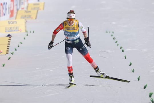 Siegt in beeindruckender Manier über zehn Kilometer im freien Stil: Therese Johaug aus Norwegen fährt ins Ziel.