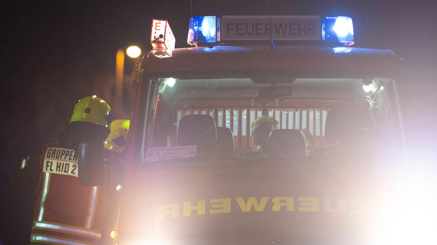 Wie die Feuerwehr mitteilte, musste der verstorbene Fahrer zunächst aus der völlig zerstörten Fahrerkabine befreit werden (Archivbild). Wie die Feuerwehr mitteilte, musste der verstorbene Fahrer zunächst aus der völlig zerstörten Fahrerkabine befreit werden (Archivbild).