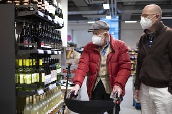 Ein älterer Mann im Supermarkt (Symbolbild): Senioren sollen zu speziellen Zeiten alleine einkaufen gehen.